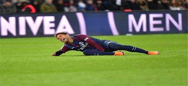 نيمار يعاني من التواء في الكاحل وشق في مشط القدم