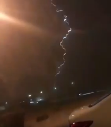 فيديو… أمطار ورعد على منطقة #العبدلي