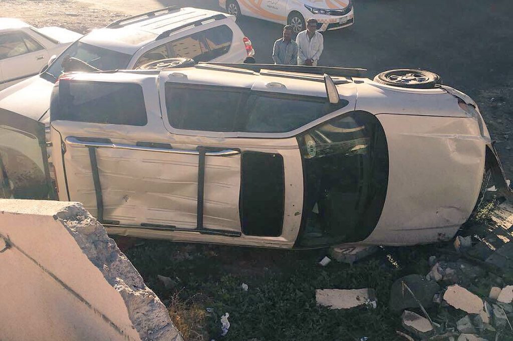 معلم ينقذ “طالبة” من الموت بين عجلات سيارة!