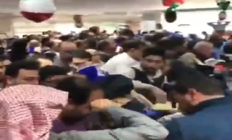بالفيديو..إكتظاظ و تدافع واقتتال على البضائع في مركز تجاري بـ #الكويت