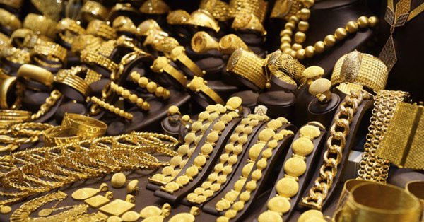 الذهب يهبط للجلسة الثالثة قبل مزادات كبيرة لبيع أدوات دين أمريكية