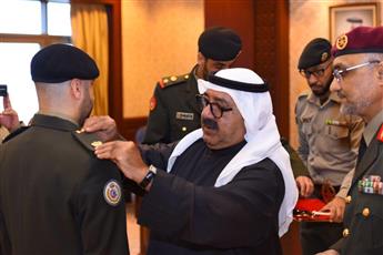 وزير الدفاع يقلد كوكبة من الضباط رتبهم الجديدة