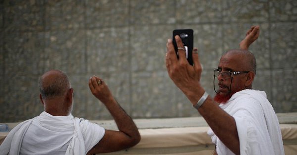 تعرف على حكم تصوير الشخص نفسه أثناء أدائه للعبادات