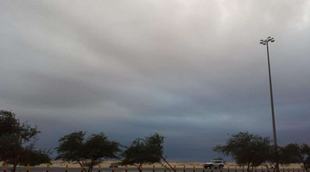 بالصور | السحب غطت سماء الكويت.. والأمطار جعلت الأجواء أكثر جمالًا