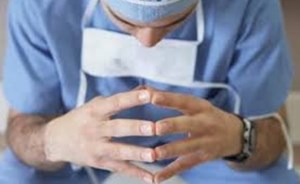 إيقاف طبيب تجميل عربي في دبي نشر فيديو مخل بالآداب لفتيات داخل عيادته