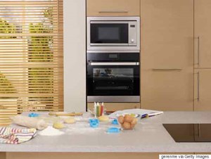 بيضة بالميكرويف = قنبلة في البيت.. ومزيل العرق يسبب العقم.. إليك ممارسات يومية تدمر صحتك