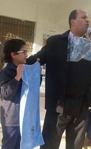 مدرسة مصرية تكرم طالباً بهدية غريبة وصادمة