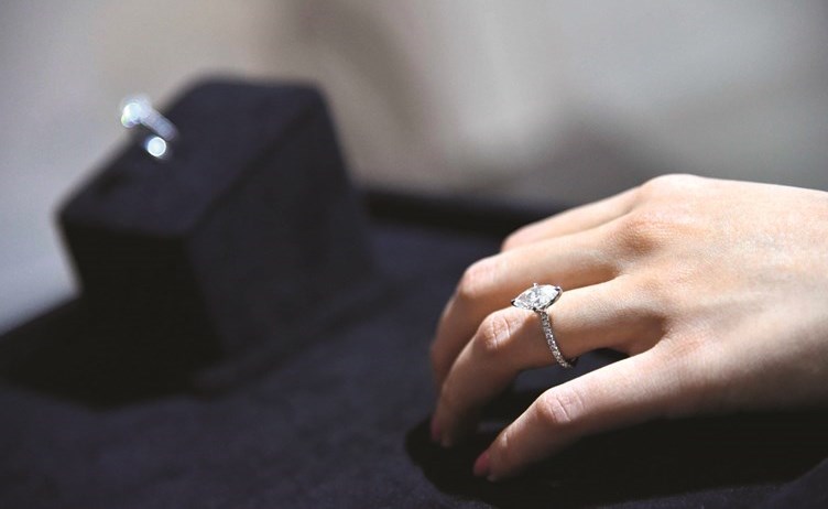 الزعابي: الكويتيات اشتروا «ألماس» بـ 200 مليون دولار في 2017