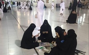 شاهد.. فتيات يلعبن “السيكونس” بالحرم المكي.. ورئاسة المسجد الحرام توضح