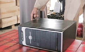 «الجمارك»: ضبط 3600 زجاجة خمر داخل أجهزة كمبيوتر