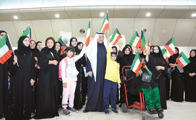 محافظة الفروانية وزّعت هدايا ووروداً بالمطار