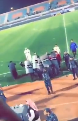فيديو| لحظة خروج حكام مباراة #القادسية و #السالمية