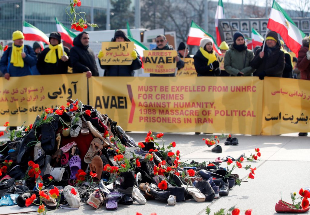 “كوم من الأحذية”.. في استقبال وزير إيراني باجتماع أممي