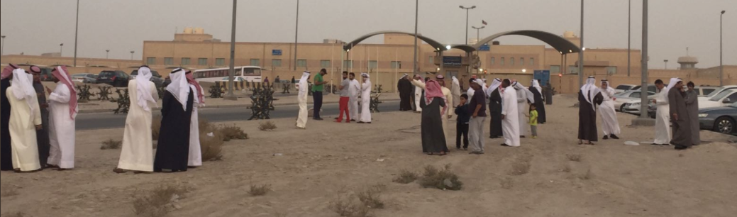 صورة | مواطنون ينتظرون الإفراج عن المتهمين في #قضية_دخول_المجلس  أمام السجن المركزي