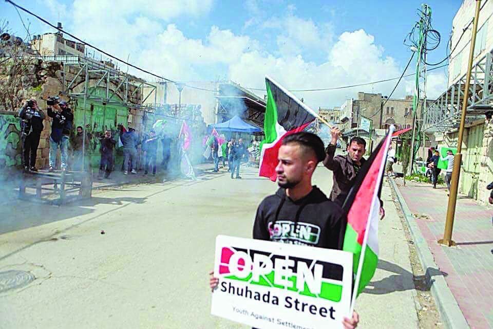 شاهد…فلسطينيون يرفعون علم #الكويت بمواجه الجيش الإسرائيلي