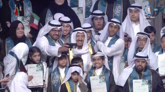 مشاهد رائعة…حفظة القرآن الكريم يحيطون بسمو الأمير