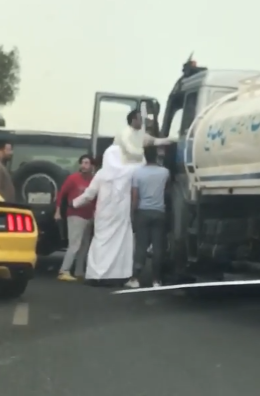 فيديو| مواطنون يعتدون على سائق