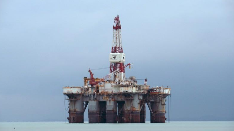 النفط يسجل أعلى مستوى في 3 أسابيع واليورو يواصل الارتفاع