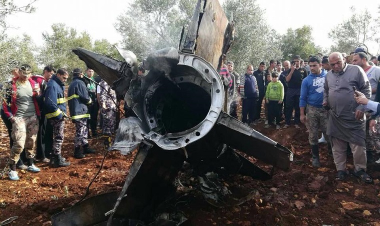 بالفيديو والصور | تزامنًا مع الغارات الإسرائيلية على سوريا.. سقوط جسم صاروخي شمال الأردن والجيش يحقق!