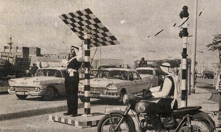 صورة نادرة | رجل مرور كويتي ينظم حركة السير قديمًا