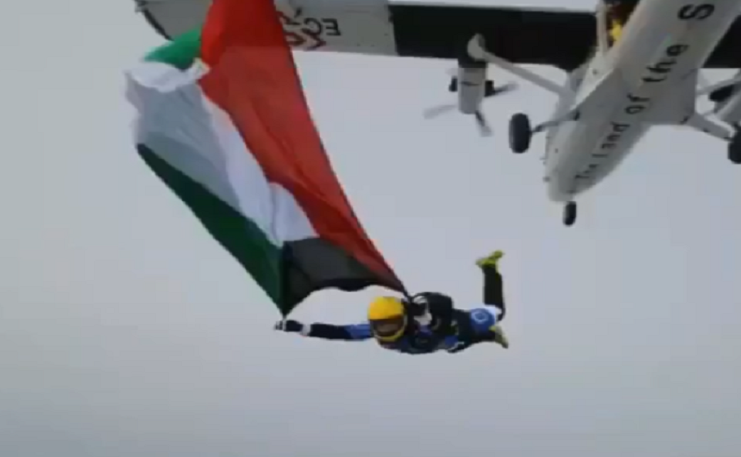 بالفيديو | طيار كويتي يرفع علم #الكويت على ارتفاع شاهق في #إسبانيا بمناسبة #العيد_الوطني_الكويت