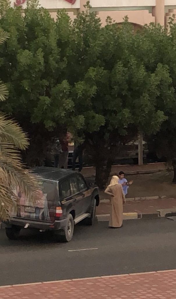 صورة | مستهتر يصطدم بالرصيف  بعد وصلة استعراض بمنطقة صباح الناصر
