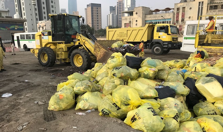 6500 كيس مخلفات بأول أيام الاحتفالات في شارع الخليج