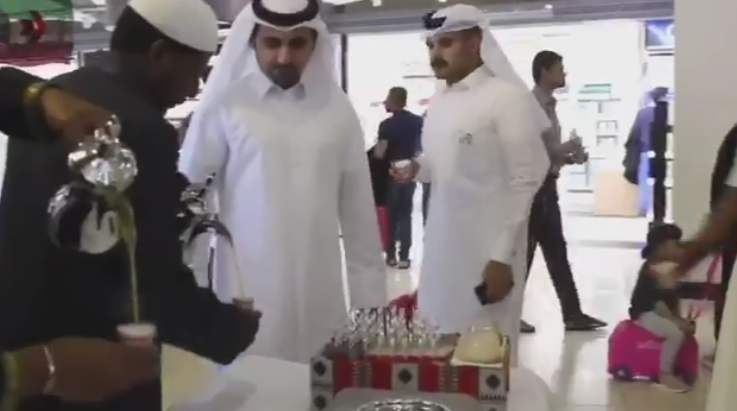 بالفيديو | مطار الكويت يستقبل المسافرين بالهدايا والبخور احتفالًا بالعيد الوطني