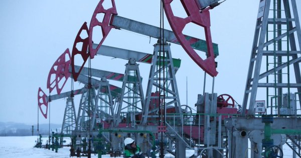 أسعار النفط ترتفع مع تراجع الدولار وقبيل بيانات المخزونات الأمريكية