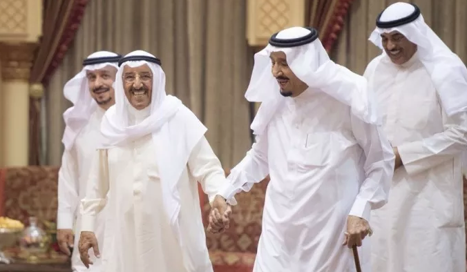 خادم الحرمين يتلقى اتصالا هاتفيا من سمو الأمير
