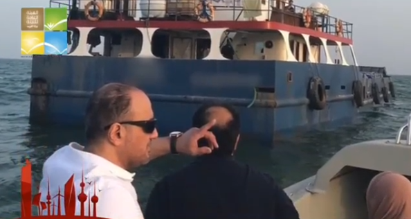 “البيئة”: حجز أحد السفن التي رصدت تقوم بتنظيف وتبديل زيت المكاين وتفريغها في البحر