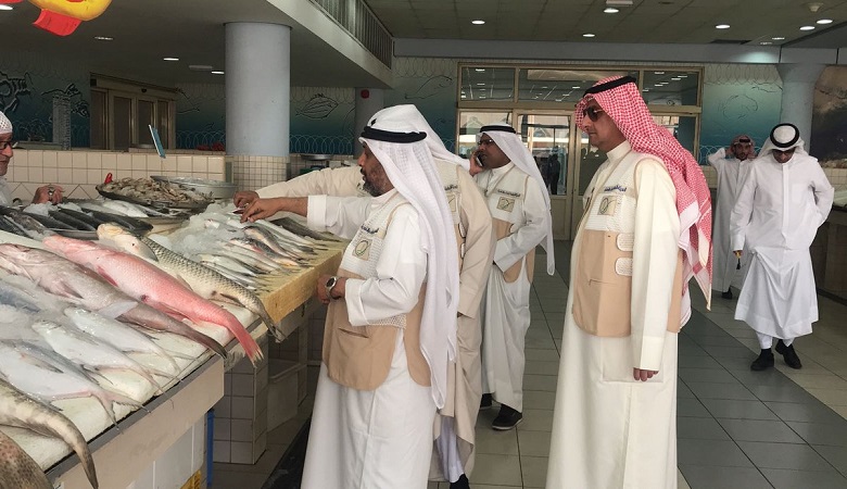 بسطات تبيع أسماكًا غير صالحة للاستهلاك في السالمية