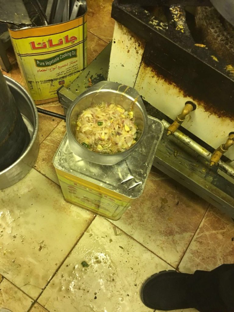 بالصور | إتلاف مواد محظور تداولها شرعًا في المباركية