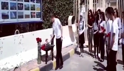 طلاب مدرسة السفارة الروسية بـ #الكويت يكرمون ضحايا حريق المجمع التجاري في سيبيريا