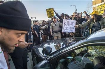 احتجاجات في كاليفورنيا ضد قتل الشرطة لشاب أسود أعزل