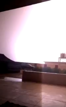 فيديو| صواعق رعدية قوية تضرب الوفرة