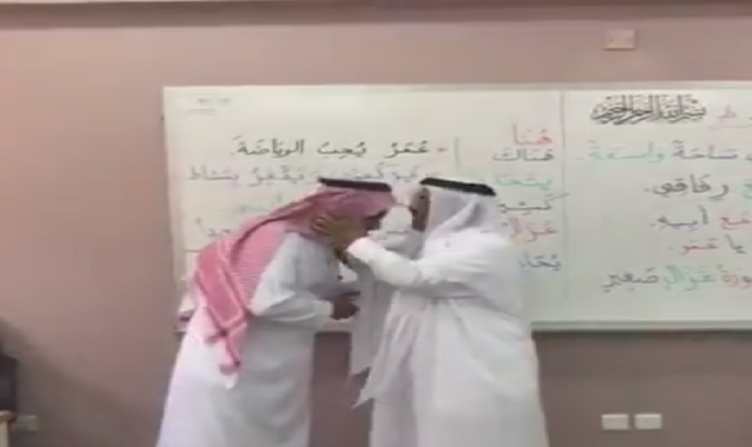 بالفيديو | مدير منطقة تعليمية يقبل رأس معلم بعد إجادة طلاب الصف الأول القراءة والكتابة