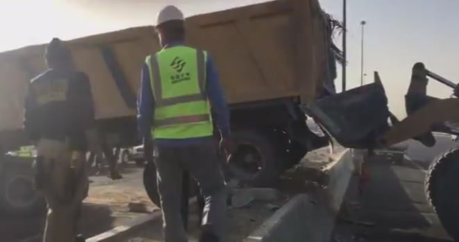 بالفيديو | “آليات الأشغال” تتعامل مع شاحنة حادث “الملك فهد”