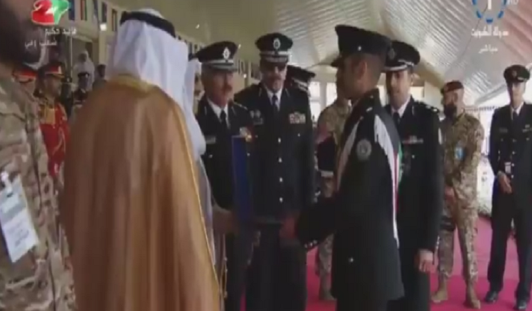 بالفيديو | سمو الأمير يكرم خريجي ضباط الشرطة