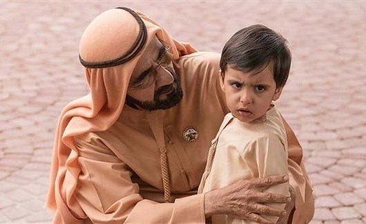 “فزاع” ينشر صورة تجمع محمد بن راشد وحفيده