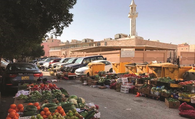 الباعة والزبائن تركوا الجمل بما حمل داخل سوق عشوائي في الجليب وهربوا