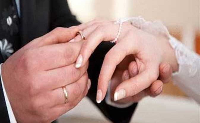 اكتشف وجود طفل لزوجته «البكر».. هاتف وشهادة ميلاد يكشفان المفاجأة للزوج