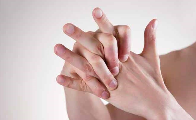 خبراء : طقطقة المفاصل لا تمثل مشكلة كبيرة