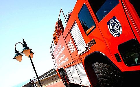 رجال الاطفاء يكافحون حريق ضخم في بناية بالجليب