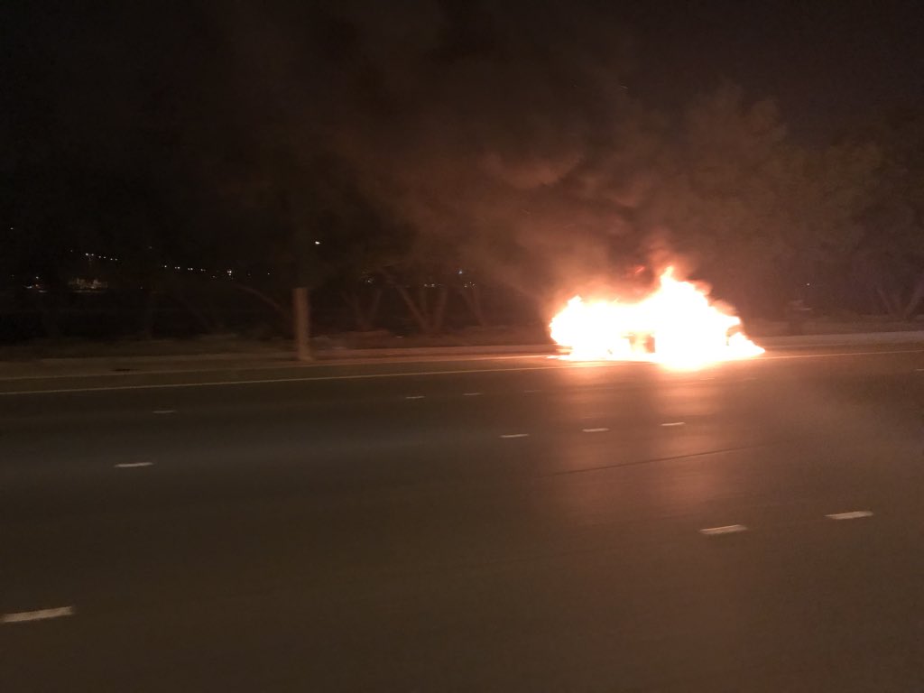 مركبة تتفحم على طريق الملك فهد مقابل جسر مشرف وبيان