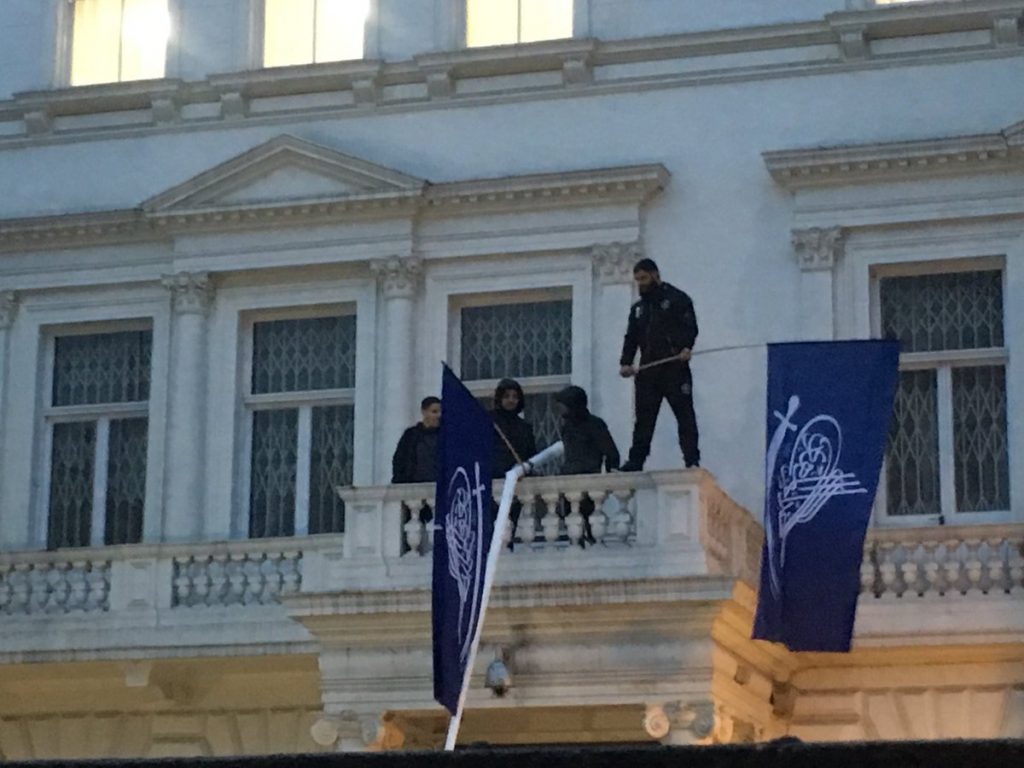 أنصار آية الله حسين الشيرازي يقتحمون السفارة الإيرانية في لندن وينزلون العلم عنها