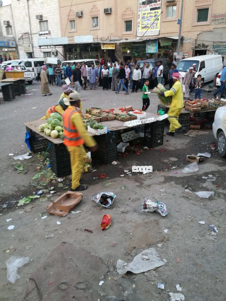 5 مخالفات بائع متجول ورفع حمولة 48 متر مكعب من الخضار في الجليب