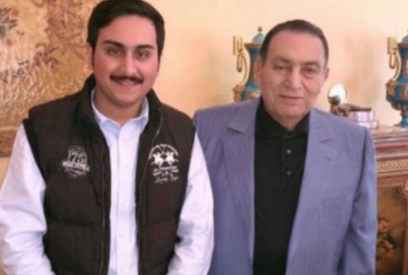 صورة…مبارك يظهر مع مواطن كويتي للرد على شائعة وفاته