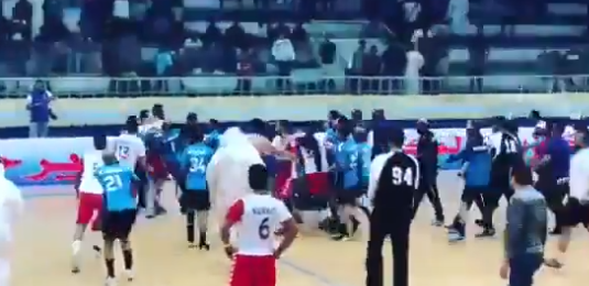 #فيديو| احداث مؤسفة مع نهاية لقاء #الكويت_والسالمية في #دوري_الدمج_لكرة_اليد