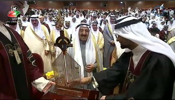 بالصور | درع تذكارية لسمو الأمير في حفل تكريم متفوقي التطبيقي